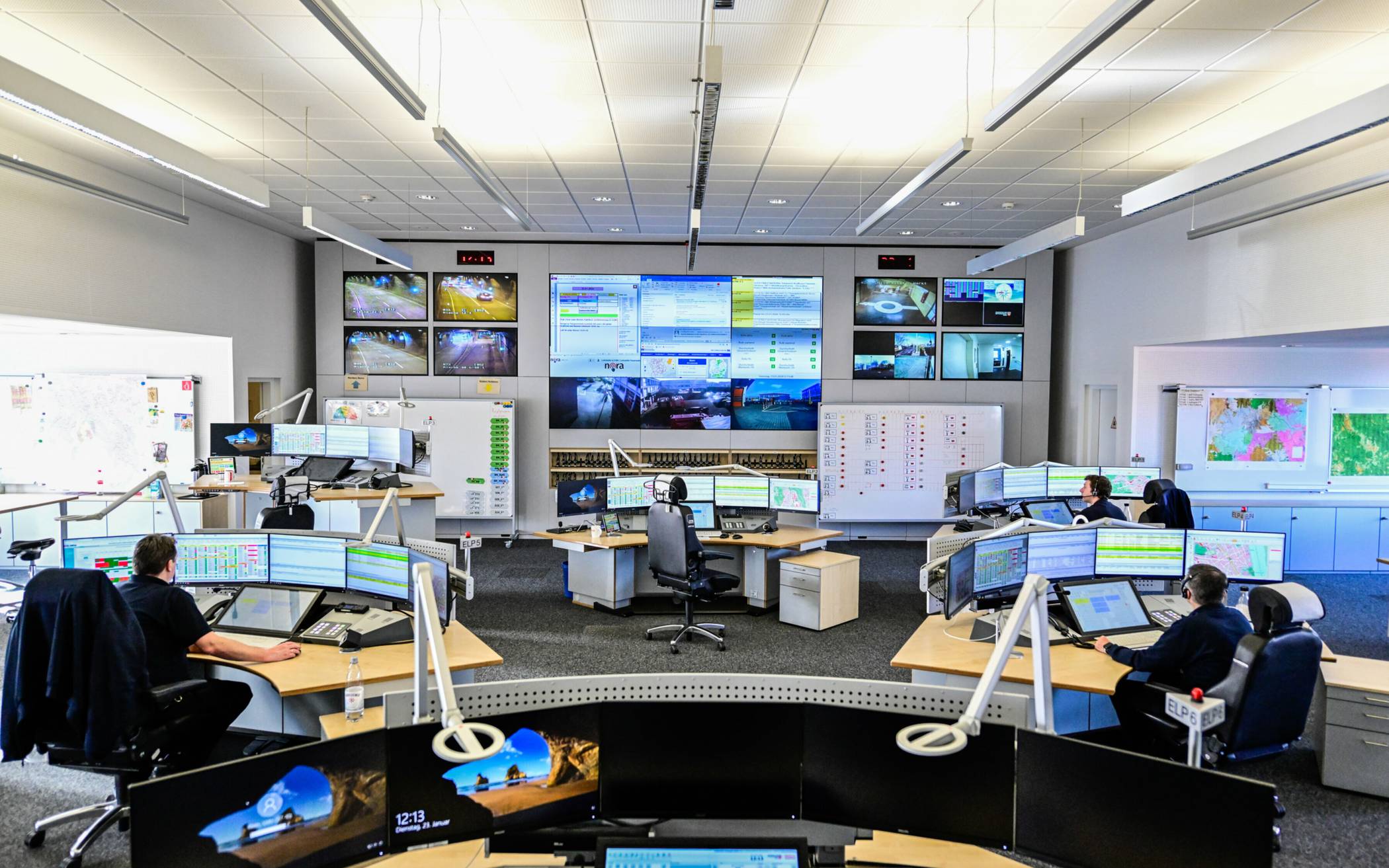 Blick in die Hightech-Leitstelle von Rettungsdienst und Feuerwehr in Bonn.