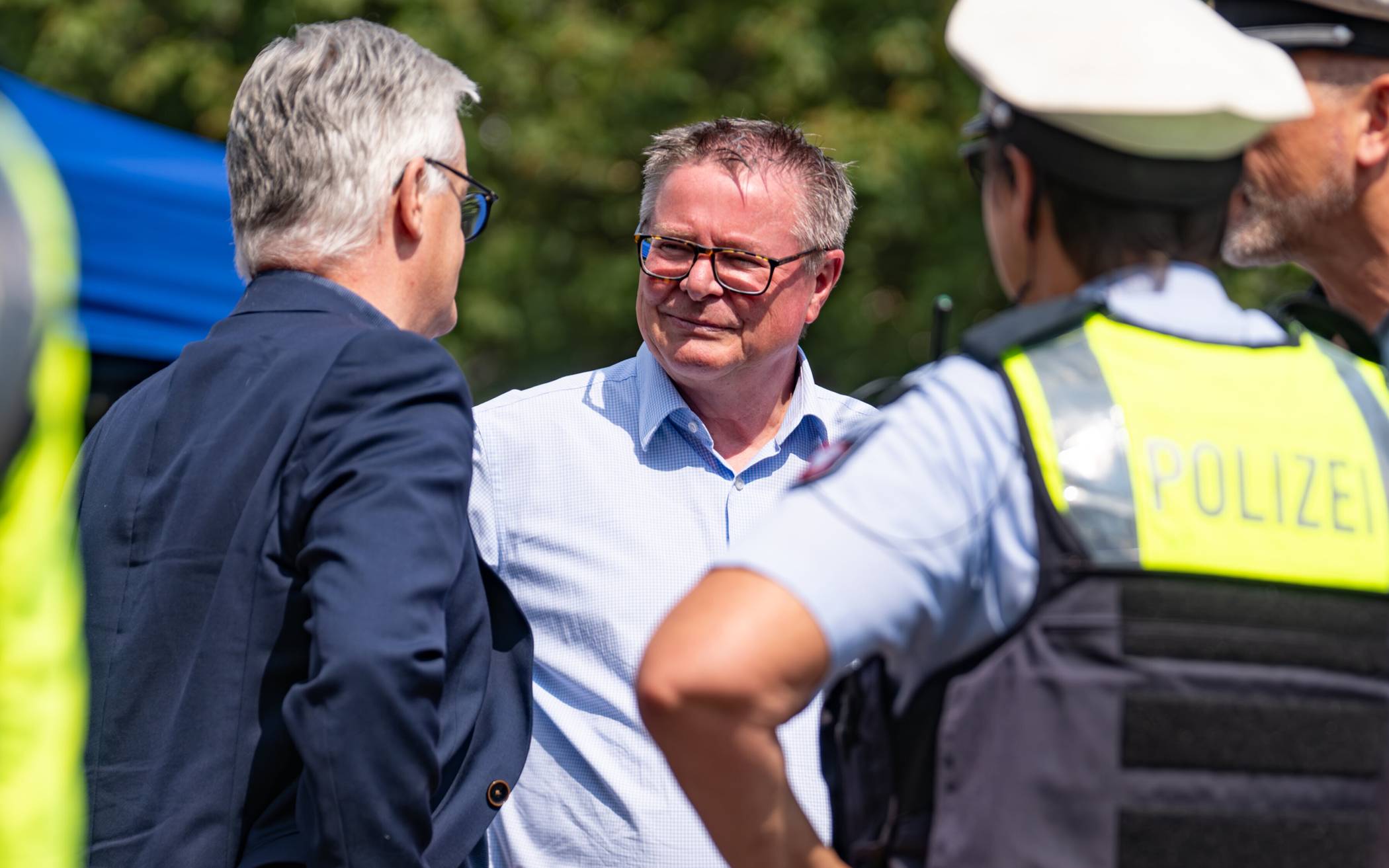  Bonner Polizeipräsident Frank Hoever im Gespräch auf dem Münsterplatz. 