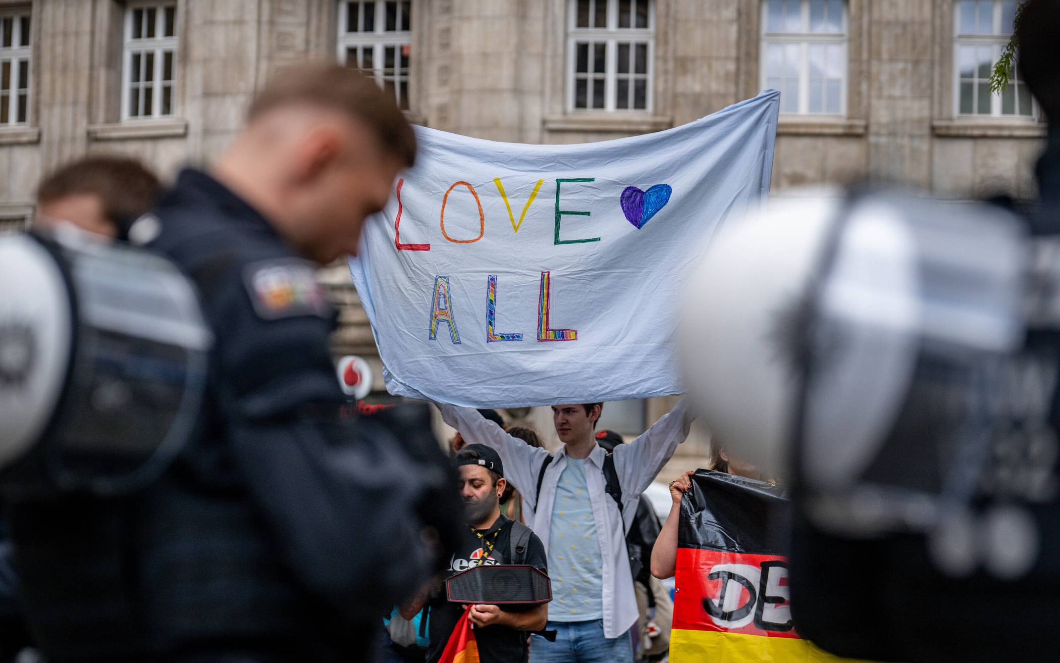  Die CSD-Unterstützer senden auf dem Münsterplatz Zeichen für Liebe und Vielfalt. 