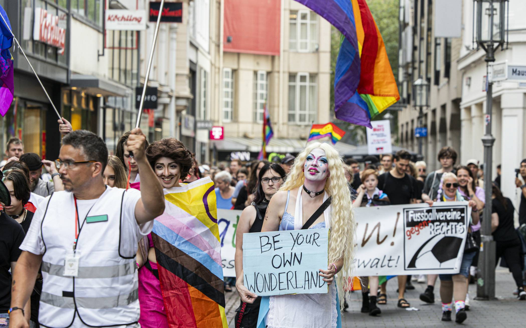  Um 18 Uhr startet der Demonstrationszug „Bonn wählt Liebe!“ durch die Innenstadt, hier ein Foto aus dem vergangenen Jahr. 