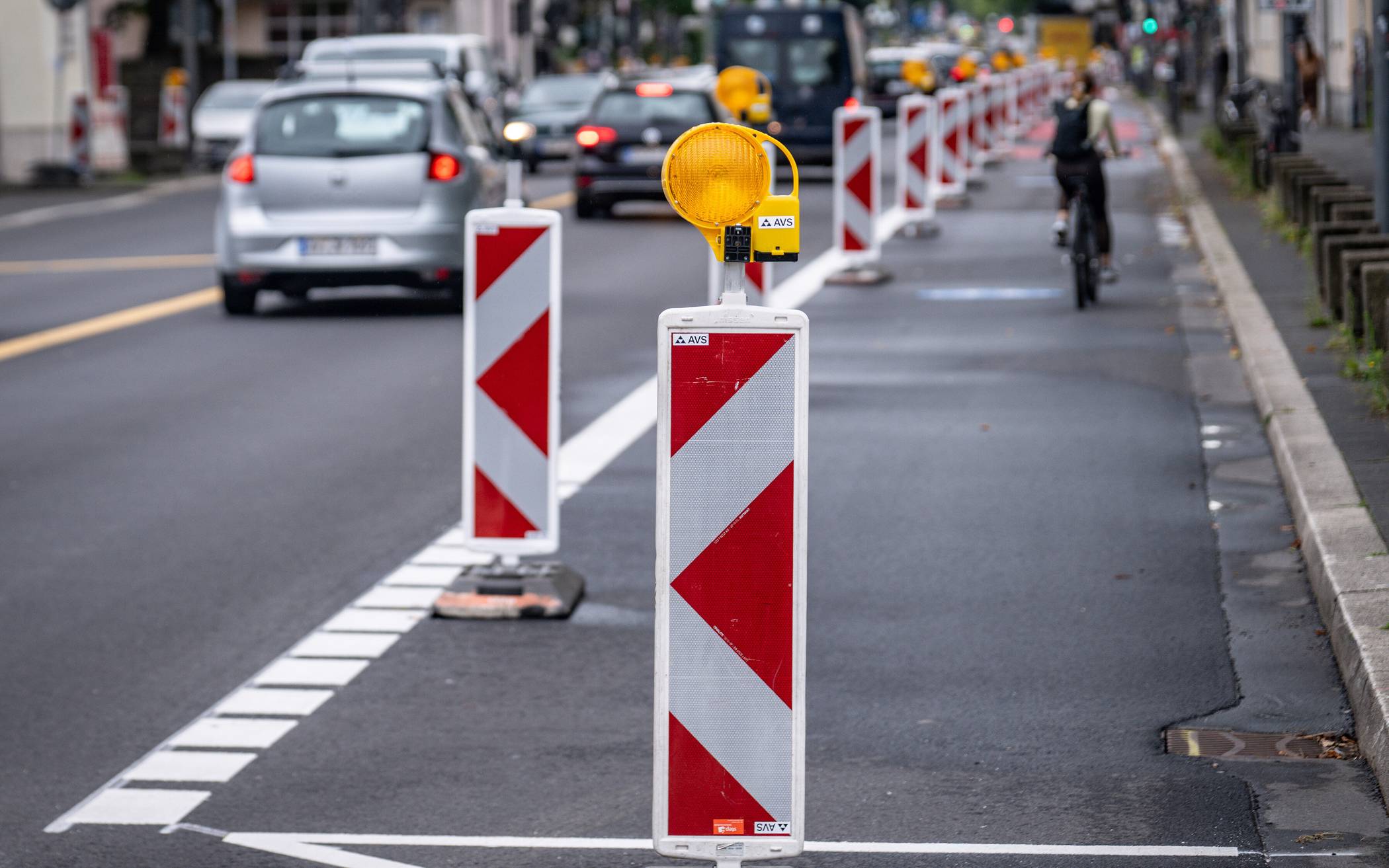 Die Adenauerallee ist eigentlich breit genug für alle, doch hier ist die Diskussion über die Aufteilung des Straßenraumes für Autos, Radfahrer und Fußgänger besonders intensiv.
