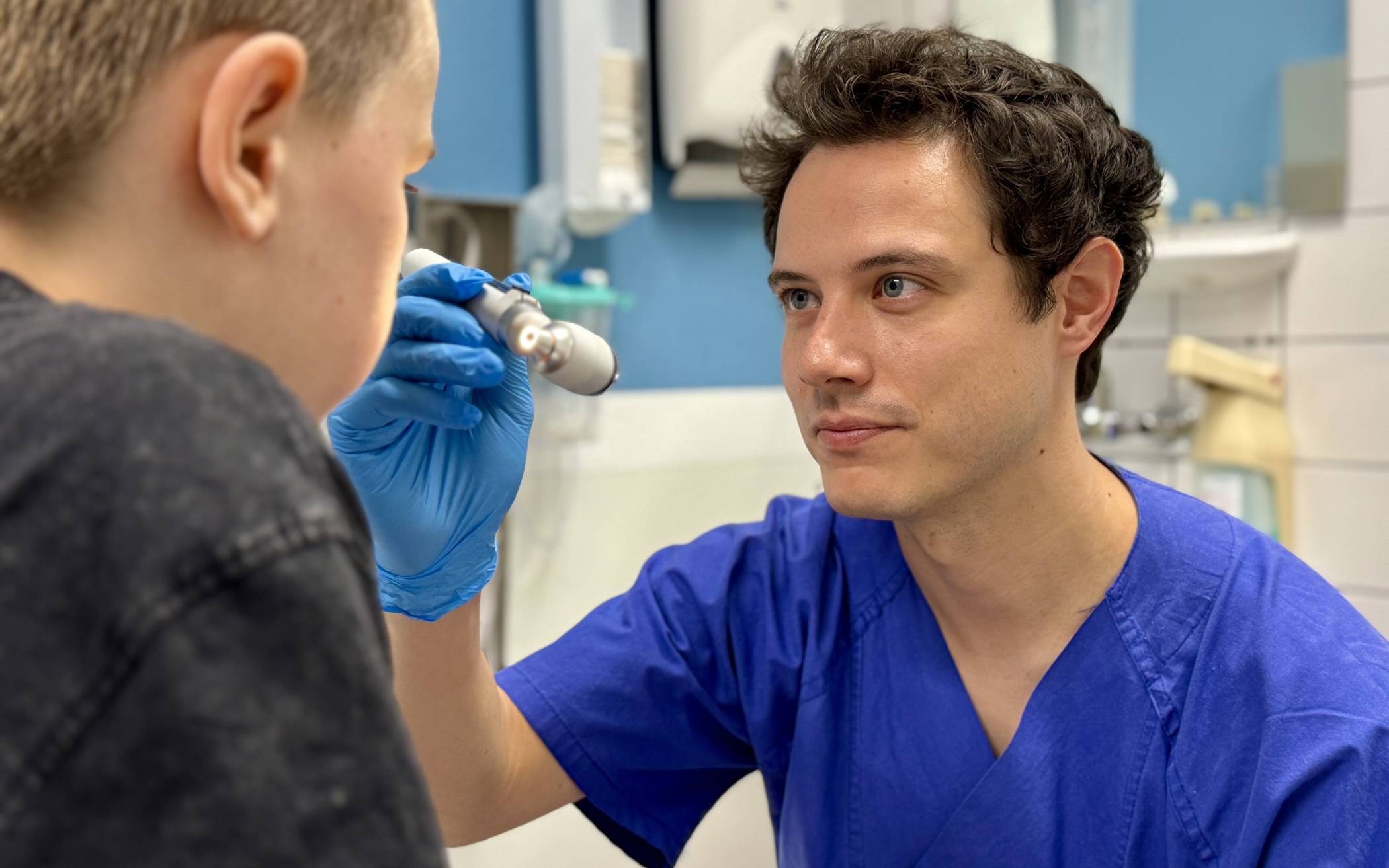 Dr. Valentin Medyany untersucht den neunjährigen Peter nach einem Sturz aufs Gesicht.