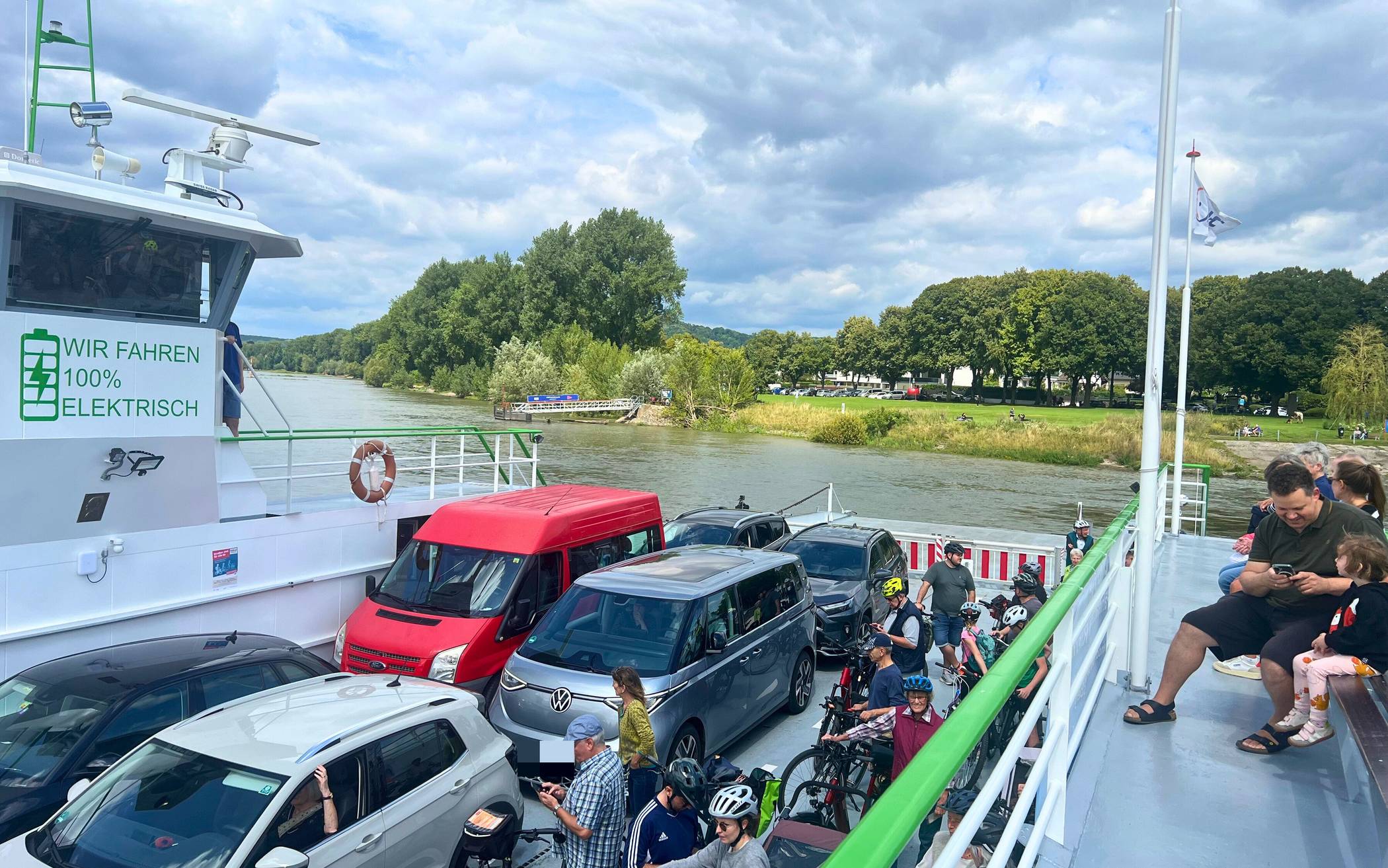  Die Rheinfähre ist gerade bei schönem Wetter gut besucht. 