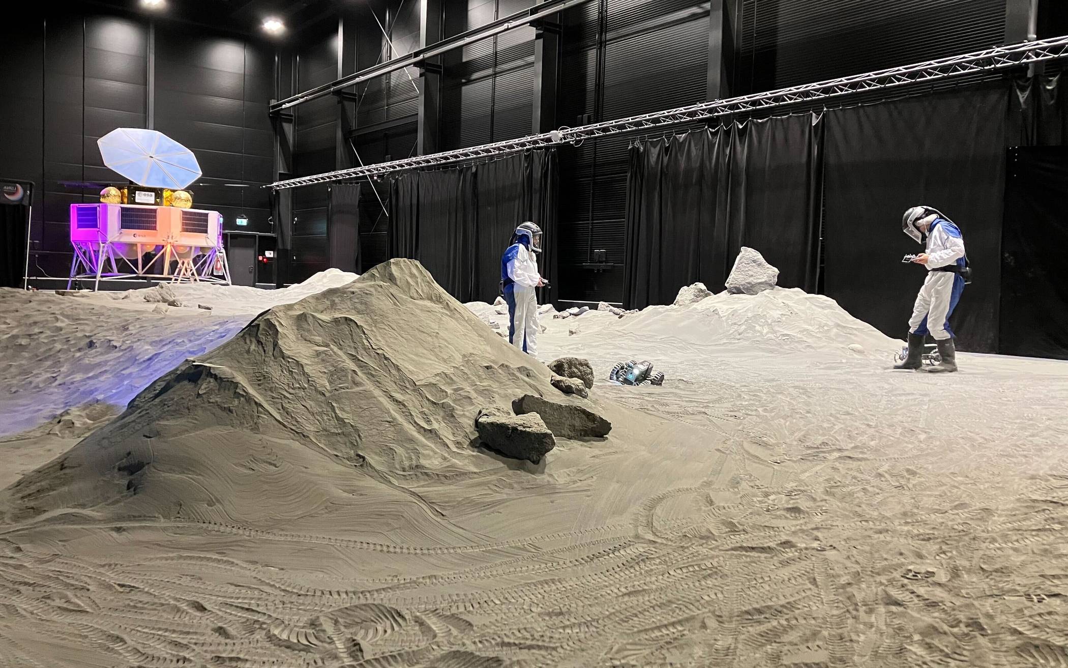 Cinzia Fantinati (l.) und Oliver Küchemann arbeiten in der Luna-Halle in Köln.