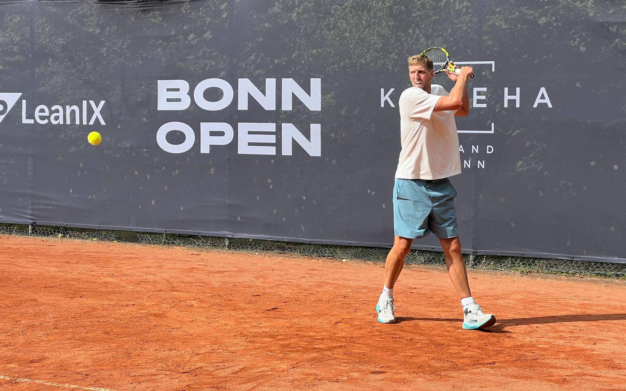  Dirk Nowitzki auf Abwegen: Der Basketball-Superstar wurde in Beuel auch selbst aktiv und versuchte sich im Tennis. 