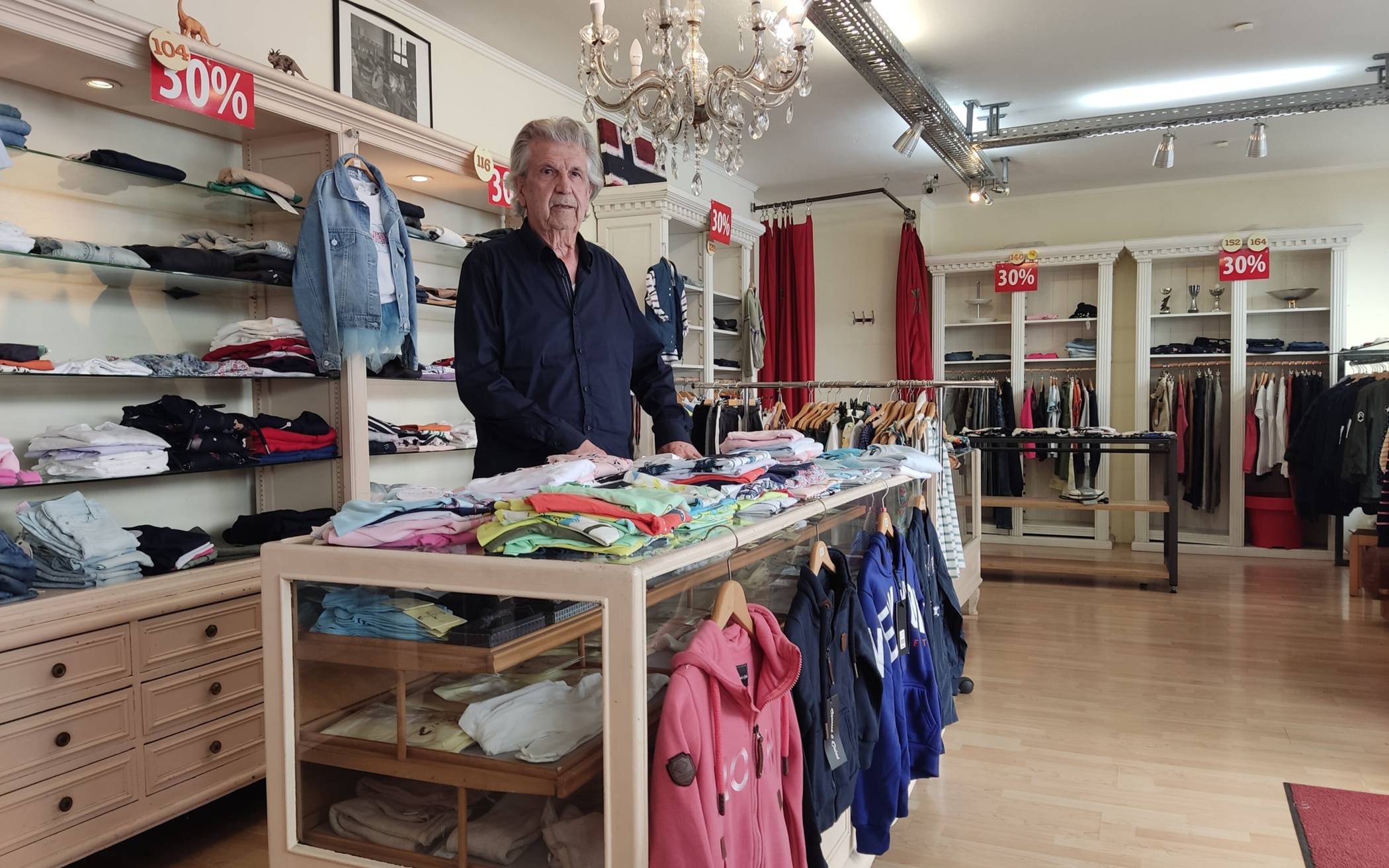  Herbert Radermacher verabschiedet sich von seinem Kindermodengeschäft Carussell in der Friedrichstraße. 