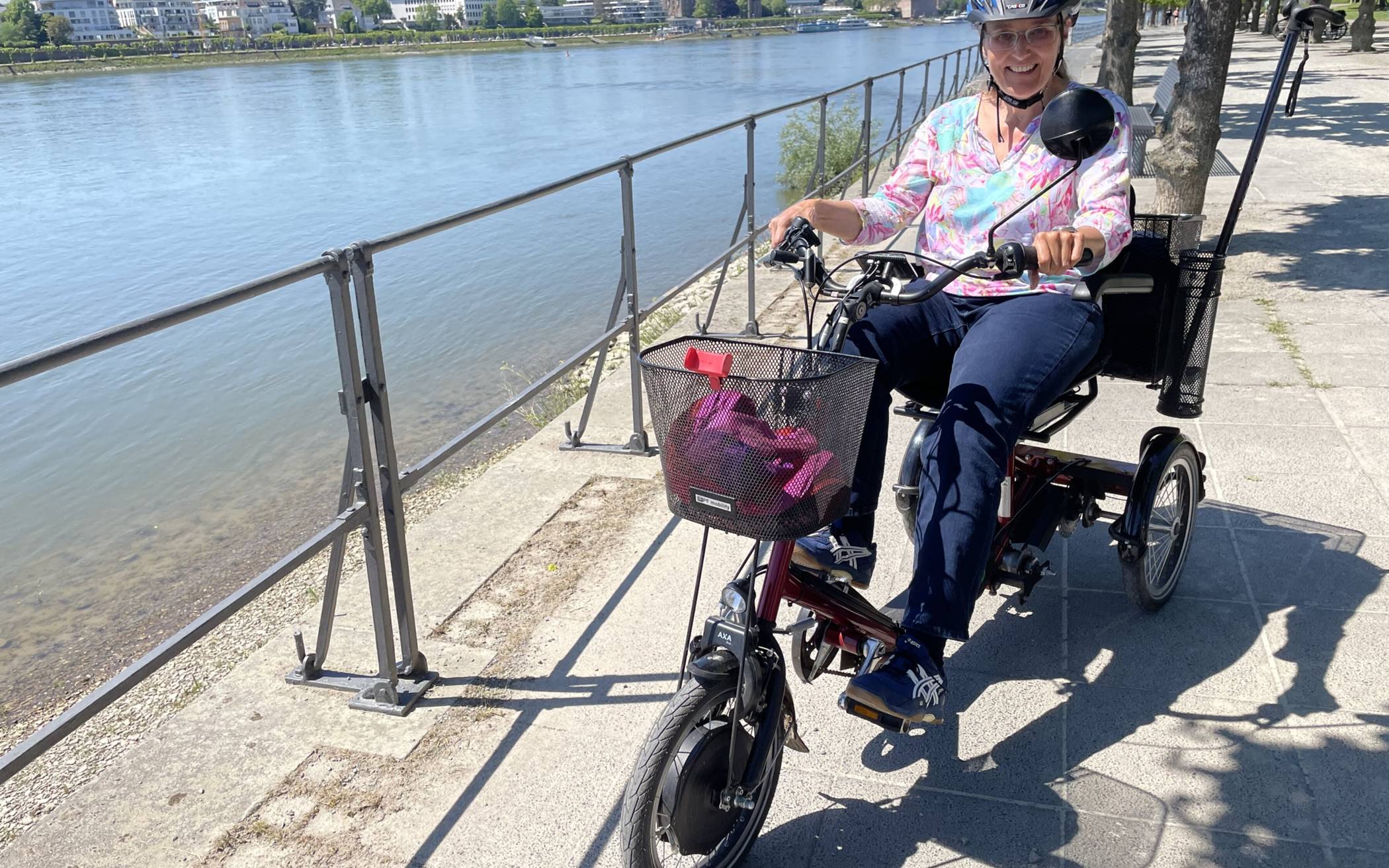 Claudia Niederer ist mit ihrem Therapierad oft am Rhein unterwegs.