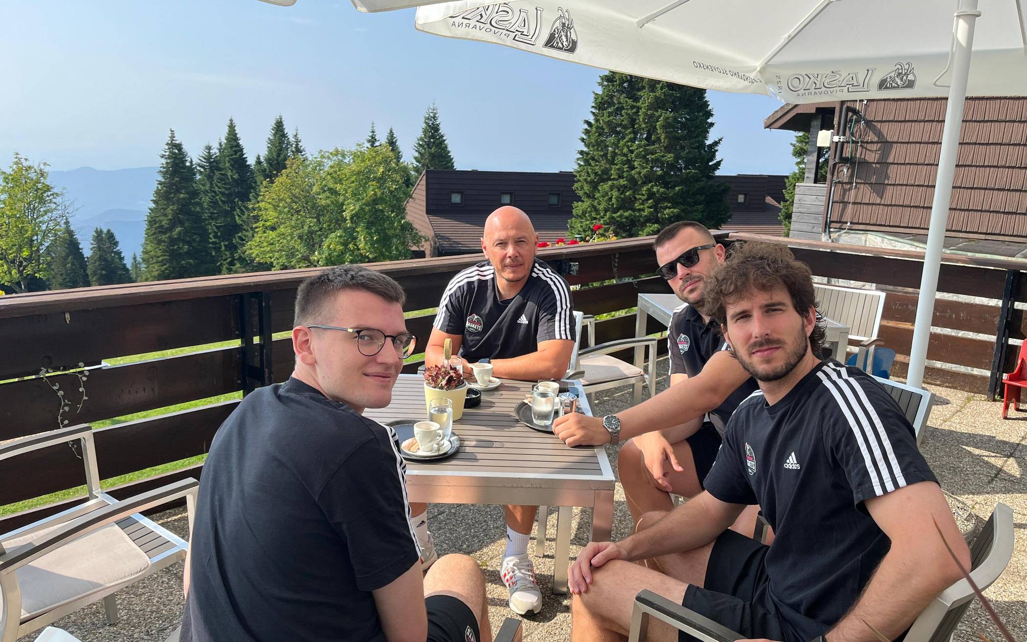 Besprechung mit Espresso: Bogdan Suciu (2. von links) mit Teambetreuer Janos Bokodi (links), Athletiktrainer Eduardo Fernández-Galarreta (rechts) und Sportdirektor Savo Milovic.