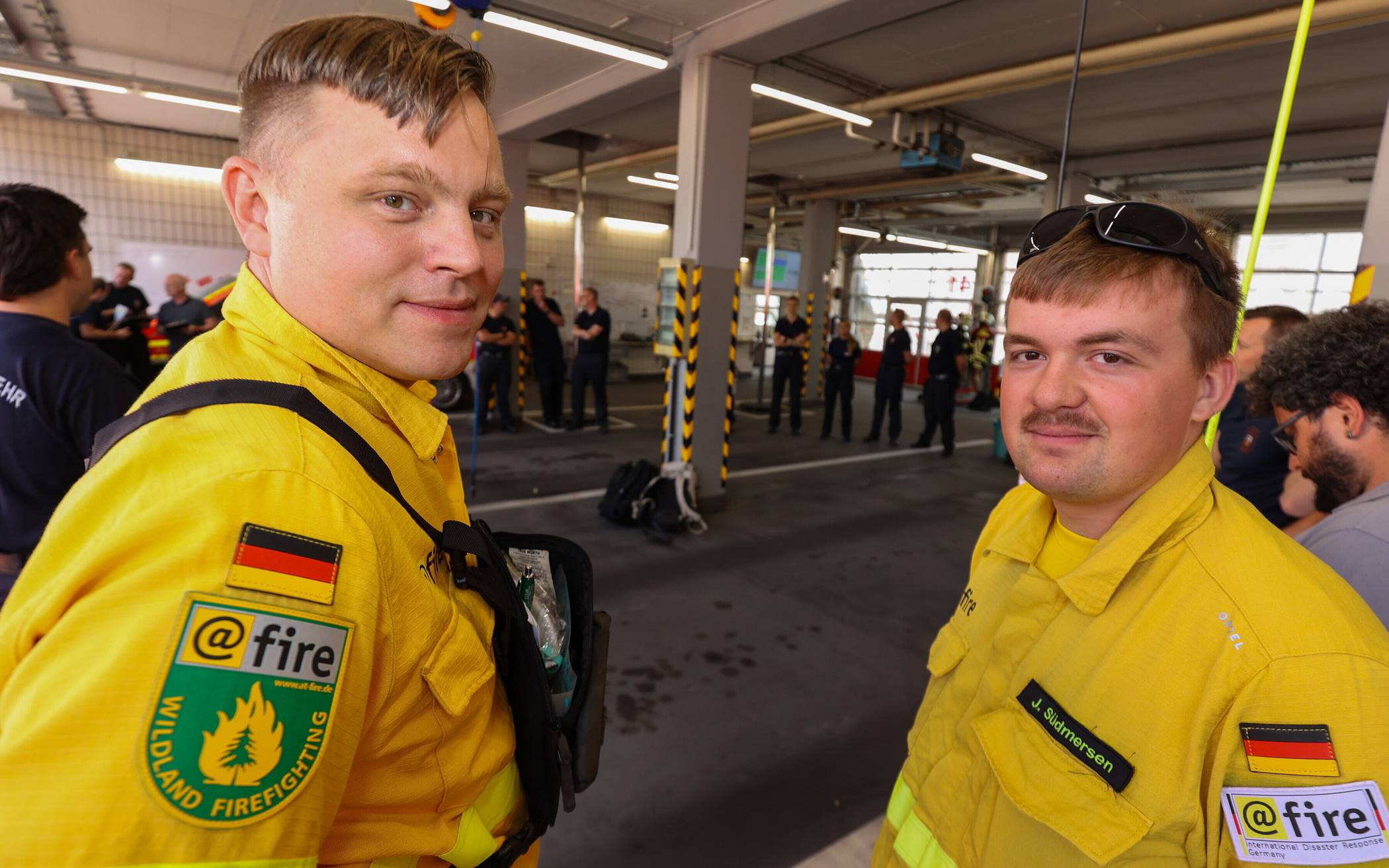 Kai Hildebrandt und Johann Südmersen bei der Sammlung für das EU-Waldbrandmodul an der Feuerwache 1 am Lievelingsweg.