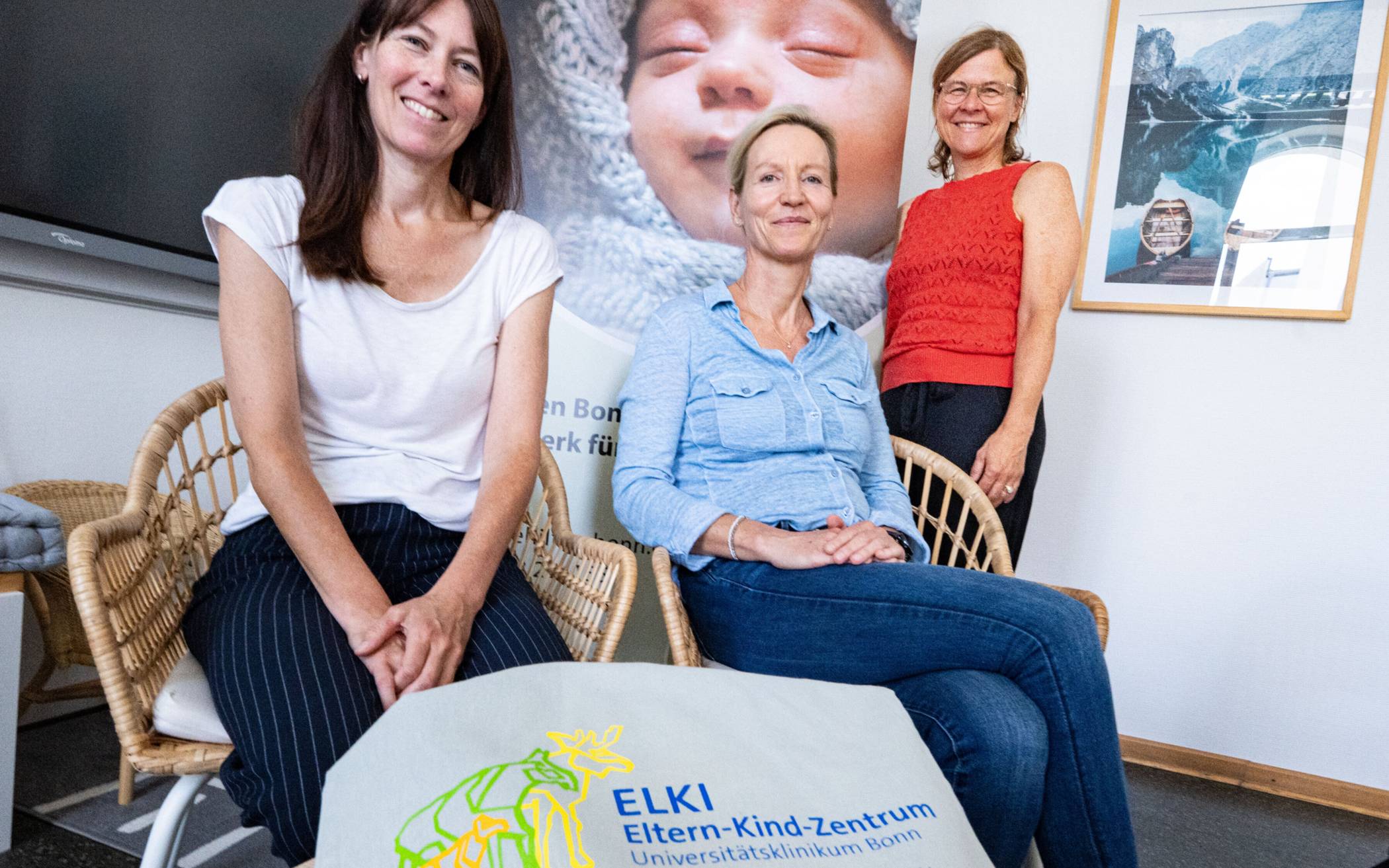 Nina Braun (Mitte) ist Kinderkrankenschwester und arbeitet als Lotsin am UKB. Hierbei verweist sie auf die Angebote von Susanne Absalon (links) vom Caritasverband Bonn und Anja Henkel vom Familienkreis, beide Koordinatorinnen der Frühen Hilfen.