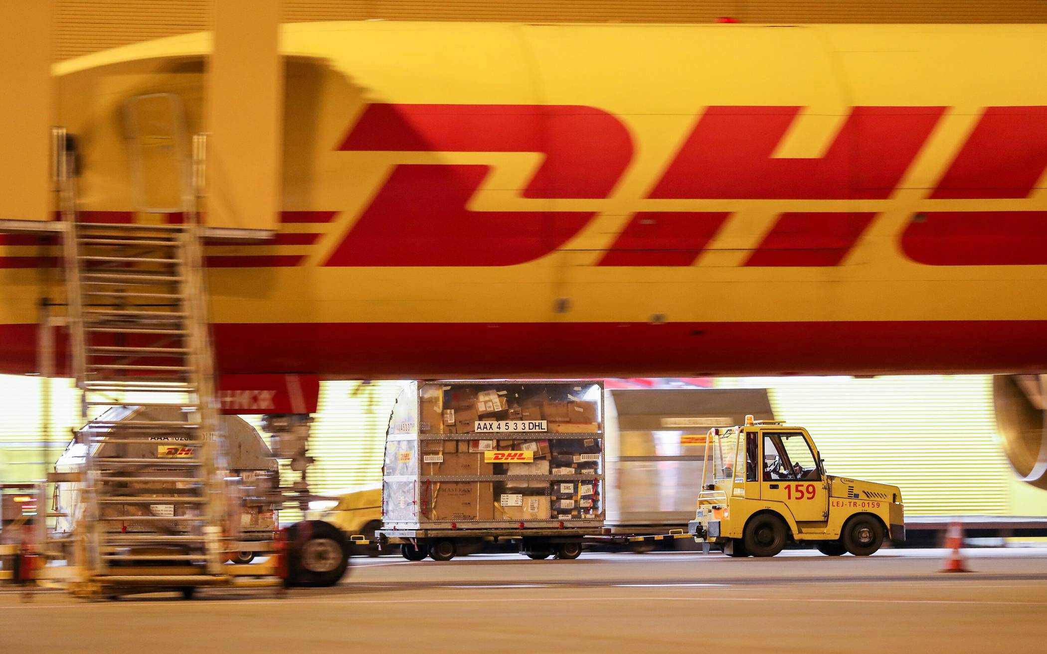  Ein Schlepper zieht Anhänger mit Frachtcontainern über den Flughafen Leipzig/Halle. Im Jahr 2008 wurde das DHL-Drehkreuz am Leipziger Flughafen in Betrieb genommen. 