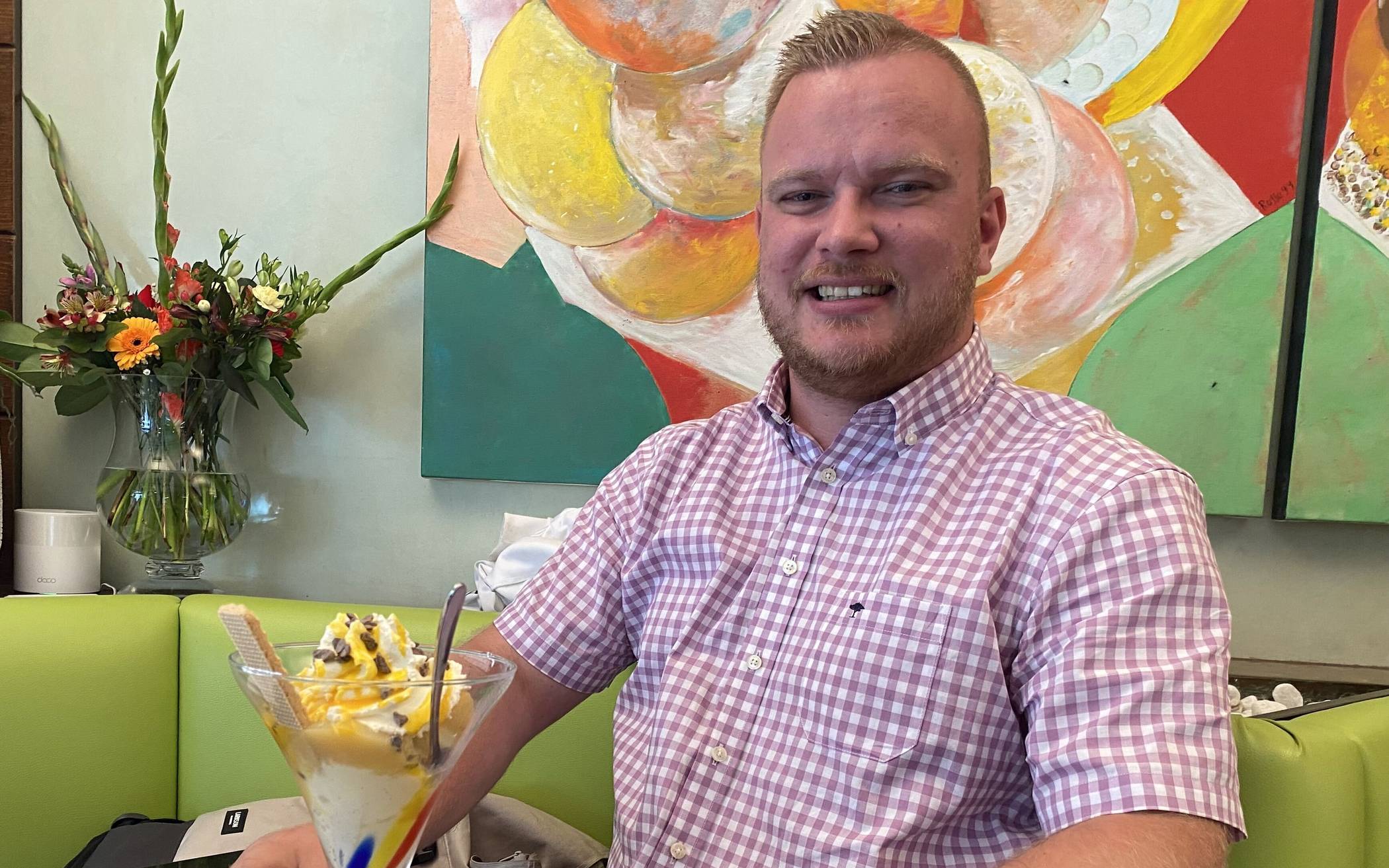  Dominik Pinsdorf mit dem Schwedenbecher. 
