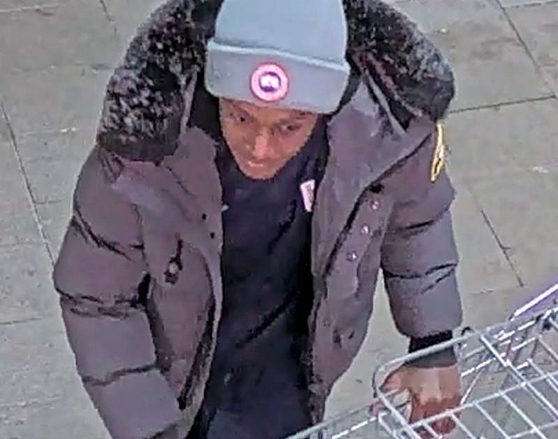 Jugendlicher bedroht Seniorin vor Aldi in Niederkassel