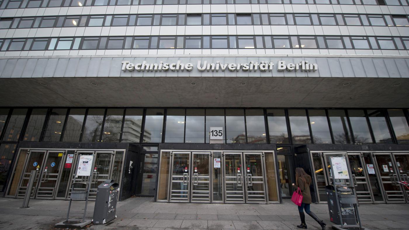 Berliner Feuerwehr wegen ausgetretener Chemikalien an TU Berlin im Einsatz