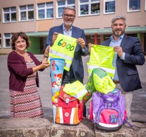 Beteiligte der Aktion mit Warnwesten