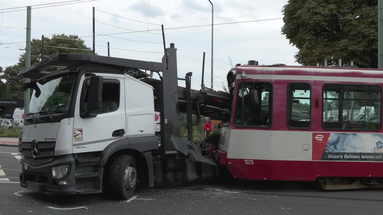 Nordrhein-Westfalen: Mehrere Verletzte nach schwerem Straßenbahnunfall in Duisburg