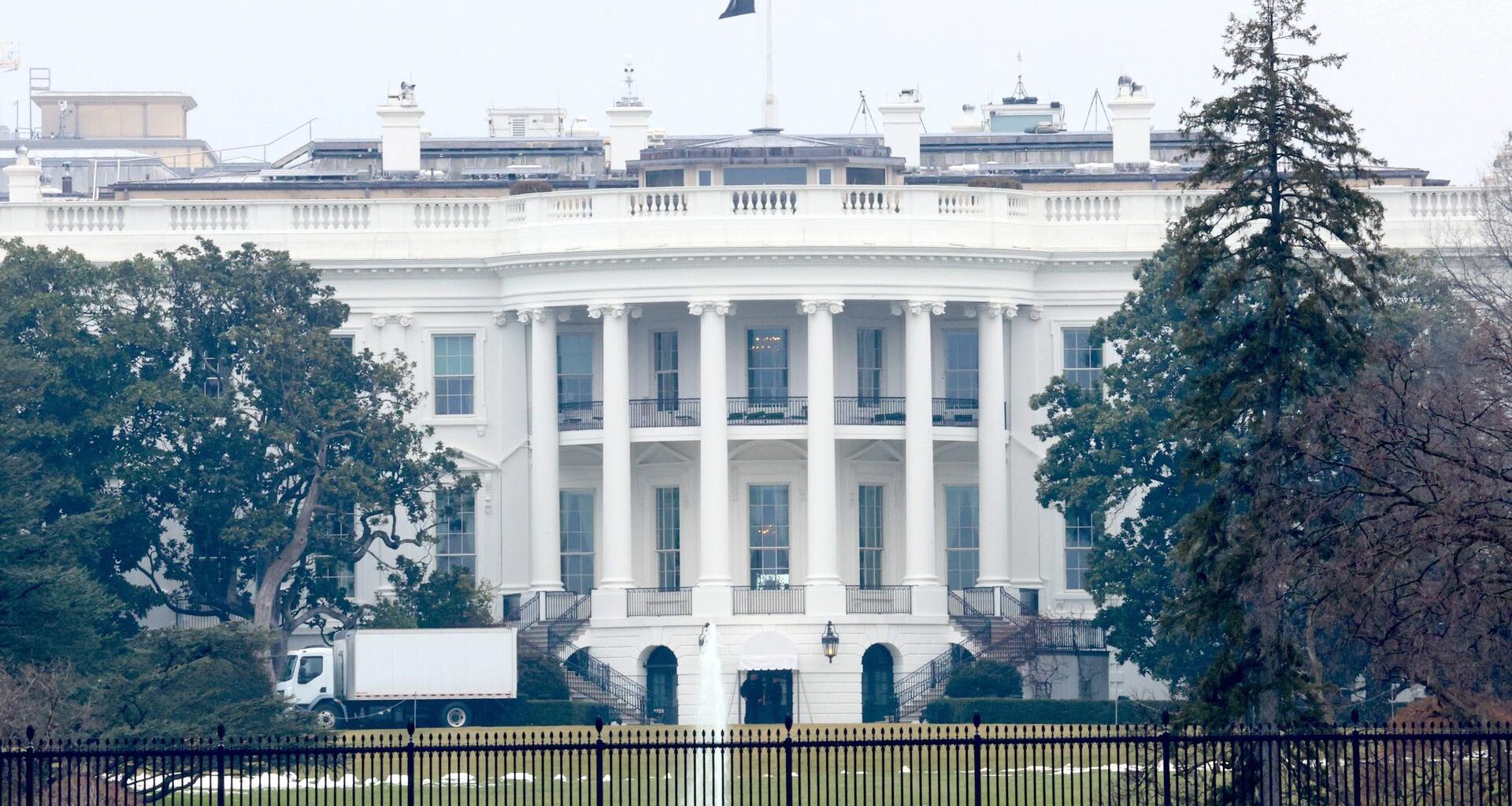 Blick auf die Vorderseite des Weißen Hauses in Washington