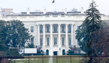 Blick auf die Vorderseite des Weißen Hauses in Washington