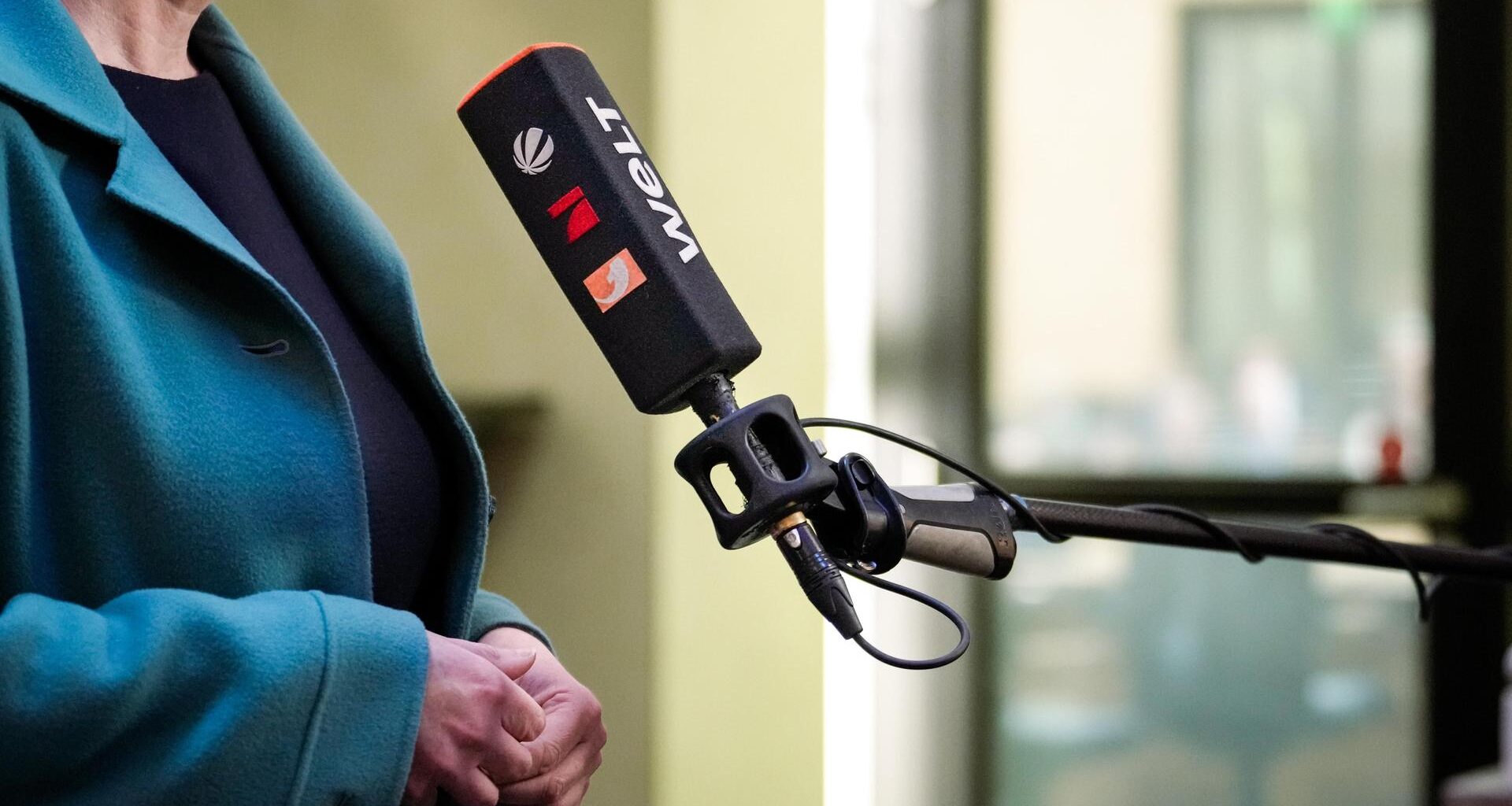 Ein Mikrofon der Fernsehsender Sat1, ProSieben, Kabel1 und Welt in einer Interviewsituation.