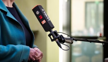 Ein Mikrofon der Fernsehsender Sat1, ProSieben, Kabel1 und Welt in einer Interviewsituation.