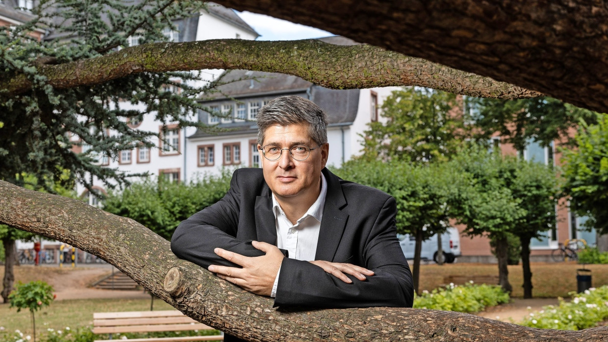 Weltweit im Einsatz: Ulrich Kuch forscht am Frankfurter Uniklinikum. Er reist für seine Arbeit  in die entlegensten Winkel der Erde.