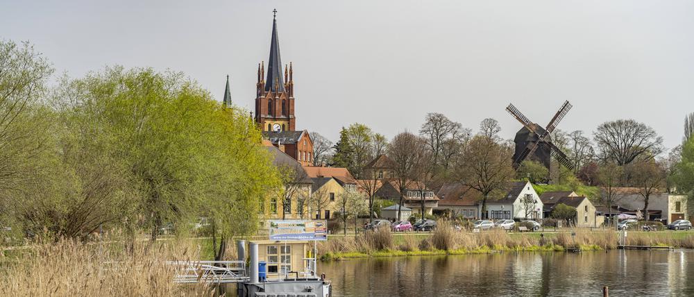 Werder Havel Heilig-Geist-Kirche und Bockwindmühle auf der Havelinsel in Werder Havel, Brandenburg, Deutschland The Holy Spirit Church and Bockwindmühle Goat s windmill on the Havel island in Werder Havel, Brandenburg, Germany 