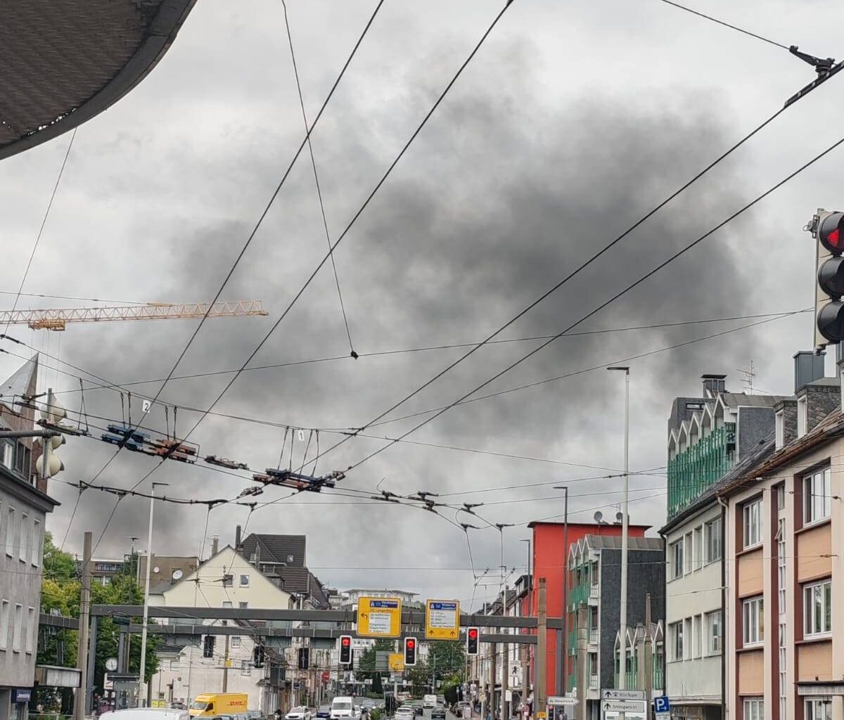 In Solingen brennt der Dachstuhl eines Gebäudes
