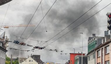 In Solingen brennt der Dachstuhl eines Gebäudes