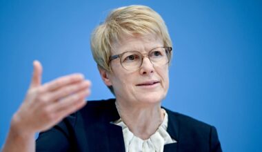 Wirtschaftsexpertin: „Werden Sozialversicherungs-Leistungen kürzen müssen“