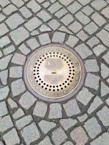 Ansicht des "Bremer Lochs", eine unterirdische Spendenbox, die die Geräusche der Bremer Stadtmusikanten macht, sobald Geld eingeworfen wird.