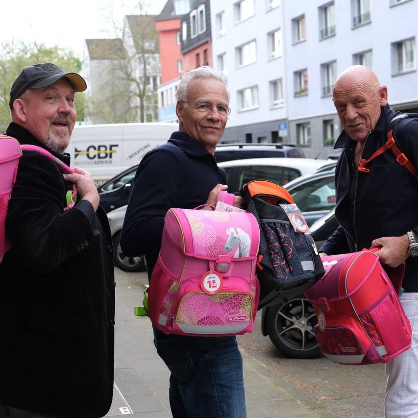 800 Schulranzen für Kinder gespendet