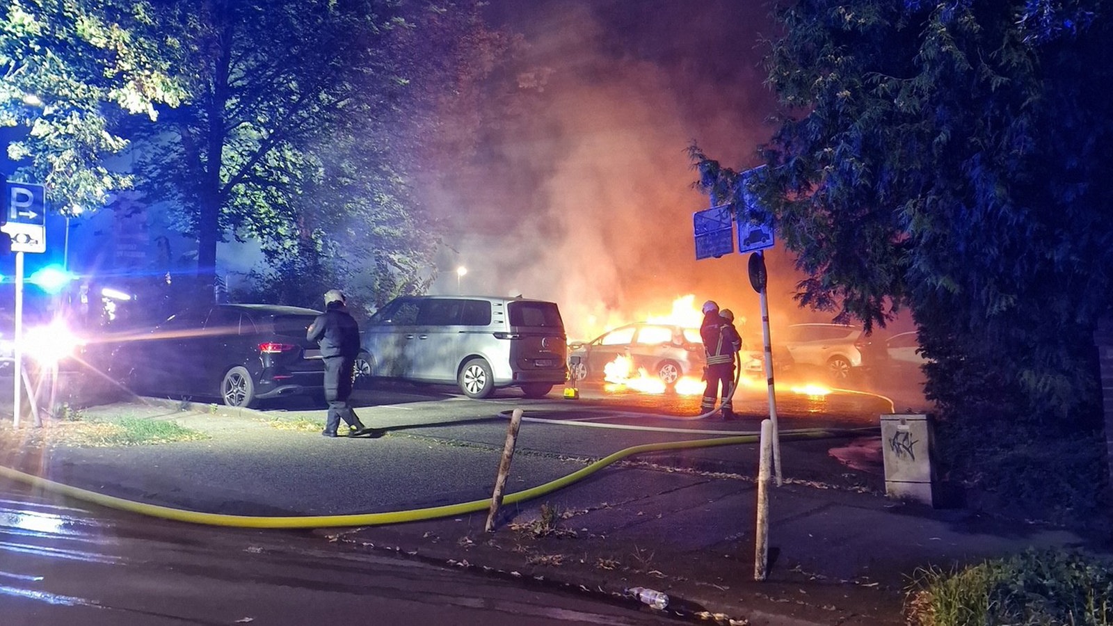 Wuppertal: Mehrere Autos im Zooviertel in Flammen - Rheinland - Nachrichten