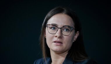Porträt-Aufnahme von Julia Swyrydenko. Sie schaut ernst an der Kamera vorbei.