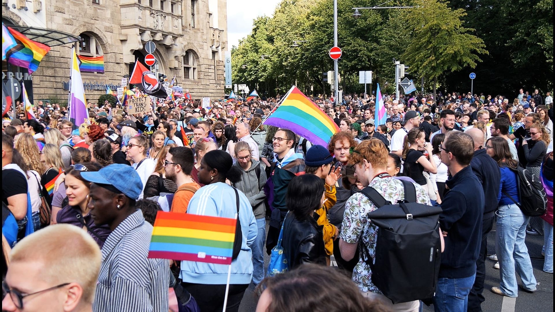 Zahlreiche Teilnehmer halten Regenbogenfahnen während einer Demonstration unter dem Motto "Pride must go on! Gemeinsam. Laut. Für Alle."