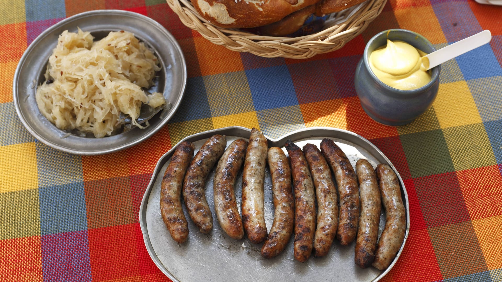Zehn Nürnberger Bratwürste im Bratwursthäusle (Archivbild): Bei einem internationalen Vergleich landen die Würstchen auf einem Top-Platz.