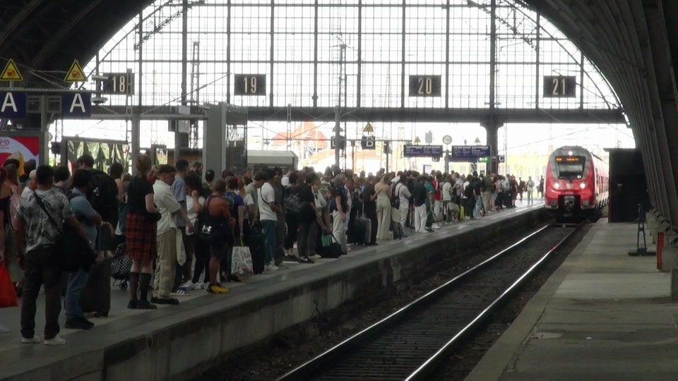 Pendlerfrust auf der Schiene: Überlastete Zugstrecken zwischen Leipzig, Dresden und Chemnitz
