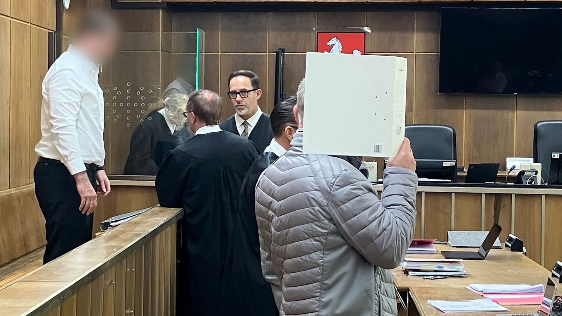 Beginn Prozess gegen zwei Polizisten wegen Diebstahls mit Waffen