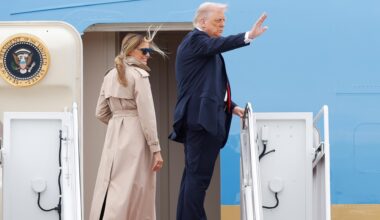 US-Präsident Trump und Ehefrau Melania beim Abflug nach Großbritannien auf der Treppe zur Airforce One
