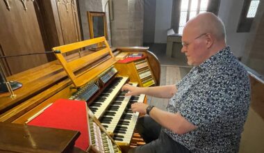 Tobias Geuther, Vorsitzender des Fördervereins Sauer-Orgel der Moritzkirche, hat gemeinsam mit engagierten Vereinsmitgliedern ein Festkonzert zu Ehren des 100-jährigen Bestehens der Orgel vorbereitet. Dazu wird ein Gast erwartet, der eine ganz persönliche Beziehung zu dem Instrument in der Moritzkirche hat.