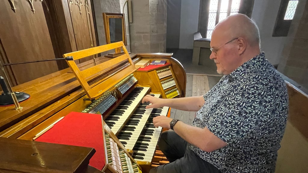 Tobias Geuther, Vorsitzender des Fördervereins Sauer-Orgel der Moritzkirche, hat gemeinsam mit engagierten Vereinsmitgliedern ein Festkonzert zu Ehren des 100-jährigen Bestehens der Orgel vorbereitet. Dazu wird ein Gast erwartet, der eine ganz persönliche Beziehung zu dem Instrument in der Moritzkirche hat.