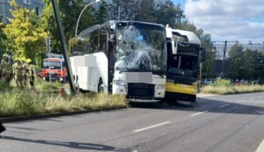 Unfall nahe Alexanderplatz in Berlin: Reisebus und Tram kollidieren | Regional