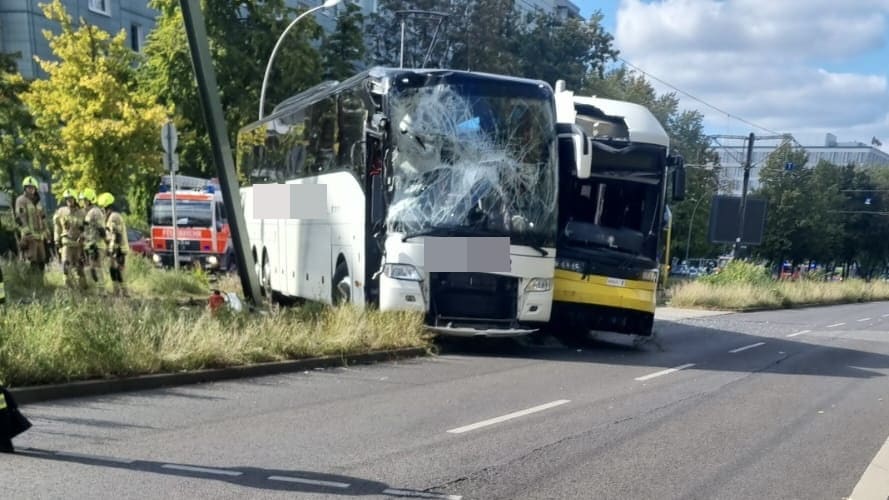 Unfall nahe Alexanderplatz in Berlin: Reisebus und Tram kollidieren | Regional