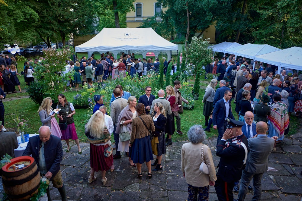 Ciao, Servus und Saluti heißt es im blumengeschmückten Garten der Villa in Bogenhausen.