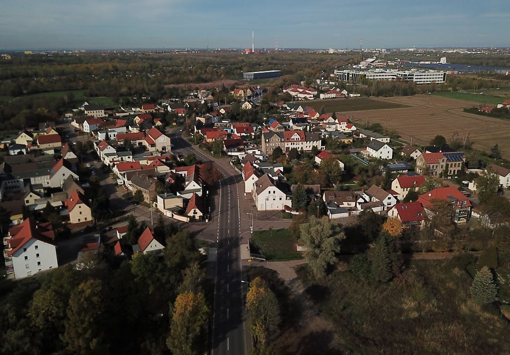 Die B6 führt mitten durch Bruckdorf. Geplant ist derweil, die Bundesstraße zu verlegen, sodass der Verkehr künftig südlich des Stadtbezirks rollt.