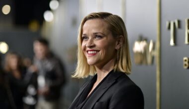 Porträt von Reese Witherspoon lächelnd auf dem roten Teppich.