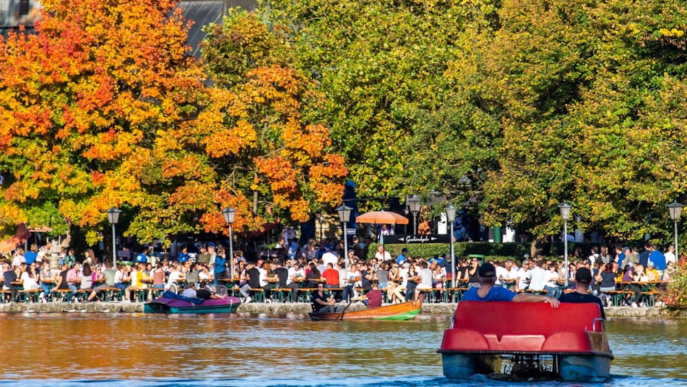 Strampelnd entspannen: Tretbootfahren kann man im Olympiapark oder im Englischen Garten (im Bild).