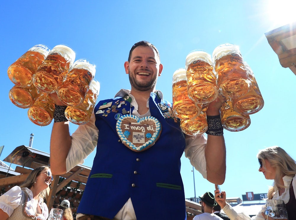 Nicht nur die Besucher kommen ins Schwitzen, auch den Kellnern wird schnell warm beim Masskrug-Stemmen.