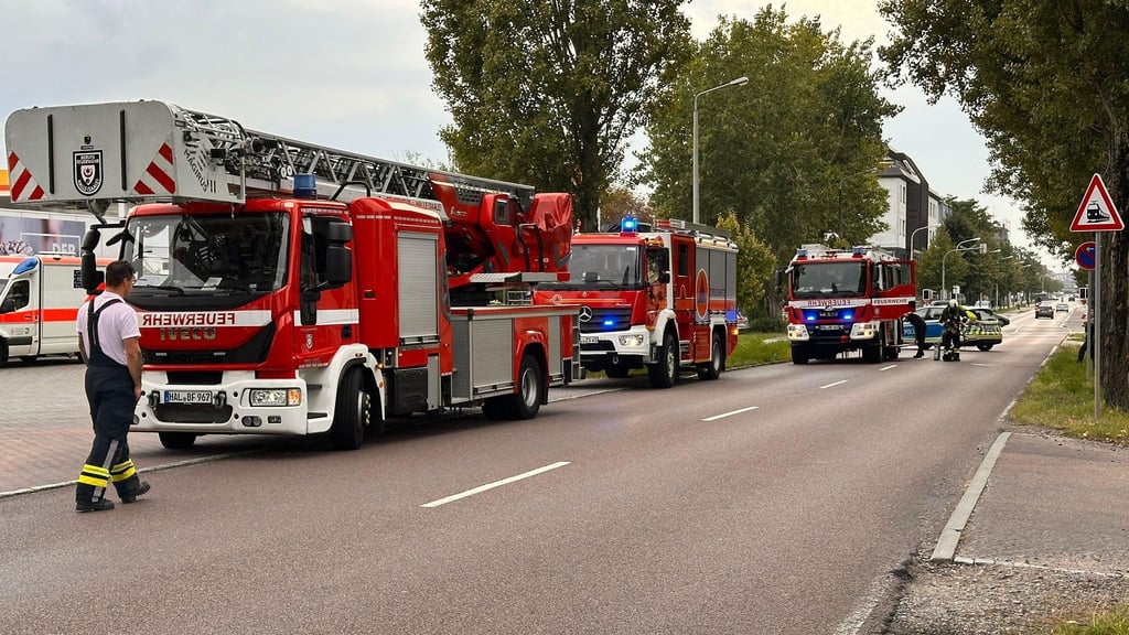 Mehrere Wehren sind vor Ort und bekämpfen die Flammen.