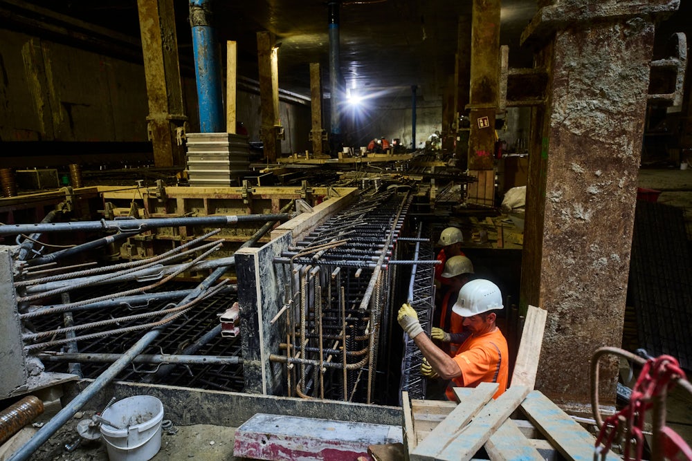 Die Arbeiter sind zum Teil hohen Belastungen ausgesetzt. In der Tiefe wird mit Druckluft gearbeitet - vergleichbar damit, als würden sich die Beschäftigten auf einem Tauchgang in zehn Meter Tiefe befinden.