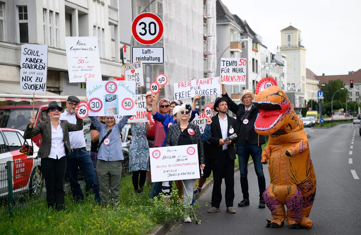 Verkehr - Satirische Protestaktion gegen Tempo-50-Rückkehr in Berlin - Wirtschaft